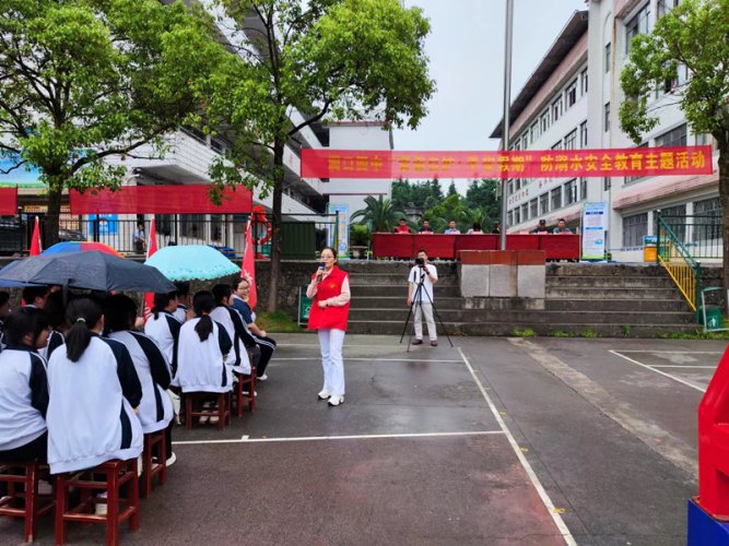 洞口四中開展防溺水安全教育演練運(yùn)動(dòng)