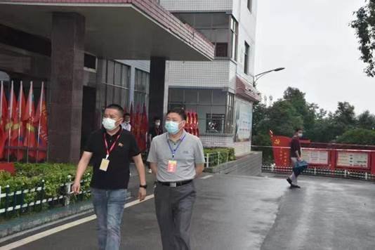 教育局局長(zhǎng)黃長(zhǎng)軍到洞口四中考點(diǎn)巡查考務(wù)工作