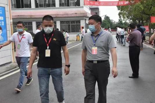 教育局局長(zhǎng)黃長(zhǎng)軍到洞口四中考點(diǎn)巡查考務(wù)工作