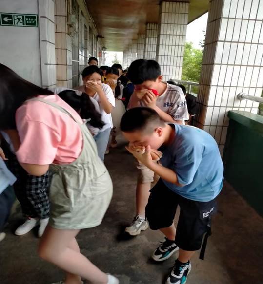 大手牽小手，安全伴我走——邵陽縣白倉鎮(zhèn)中間完小消防應(yīng)急疏散演練運動