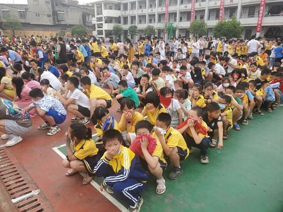 大手牽小手，安全伴我走——邵陽縣白倉鎮(zhèn)中間完小消防應(yīng)急疏散演練運動