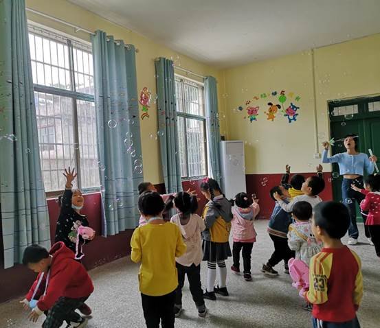 洞口縣茶場黌舍好幼師拾金不昧傳遞正能量