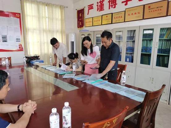 筑牢食品安全底線 護(hù)航師生生命安全——周紀(jì)國同道帶隊調(diào)研谷洲鎮(zhèn)中學(xué)食品安全工作