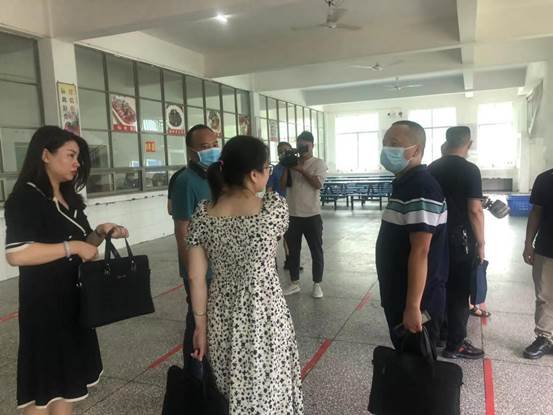 筑牢食品安全底線 護(hù)航師生生命安全——周紀(jì)國同道帶隊調(diào)研谷洲鎮(zhèn)中學(xué)食品安全工作