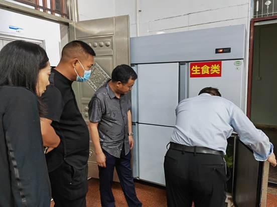 邵陽(yáng)縣人大調(diào)研組來(lái)塘渡口中學(xué)開(kāi)展食品安全調(diào)研