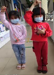 新寧縣清江橋鄉(xiāng)中間幼兒園開展“端午節(jié)”手工制作運動