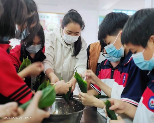 包粽飄愛(ài)意，勞動(dòng)最快樂(lè)——橫溪初級(jí)中學(xué)開(kāi)展勞動(dòng)教育實(shí)踐運(yùn)動(dòng)