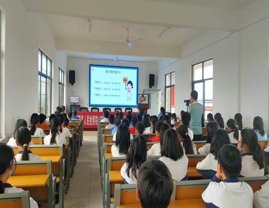邵陽(yáng)縣下花橋鎮(zhèn)中間完全小學(xué)攜手邵陽(yáng)縣人民檢察院開展“利劍護(hù)蕾”法治進(jìn)校園宣講運(yùn)動(dòng)