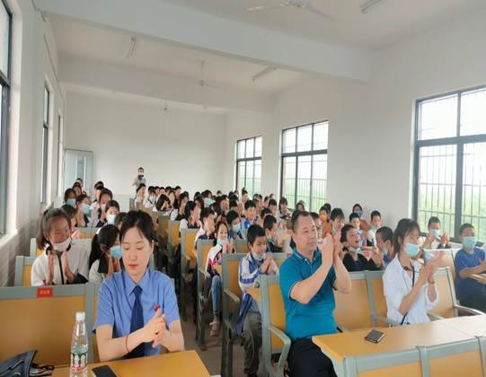 邵陽(yáng)縣下花橋鎮(zhèn)中間完全小學(xué)攜手邵陽(yáng)縣人民檢察院開展“利劍護(hù)蕾”法治進(jìn)校園宣講運(yùn)動(dòng)