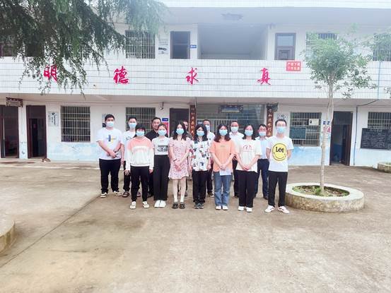 邵陽縣衛(wèi)生健康局墟落振興駐下花橋鎮(zhèn)雙聯(lián)村第一書記劉小虎慰問雙聯(lián)小學(xué)，和孩子們、先生一路過六一！