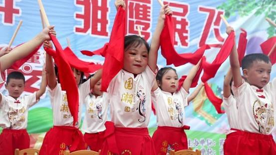 2022年邵陽縣霞塘云中間黌舍“天子湖旁，雛鷹展飛”慶六一文藝匯演順利舉行！