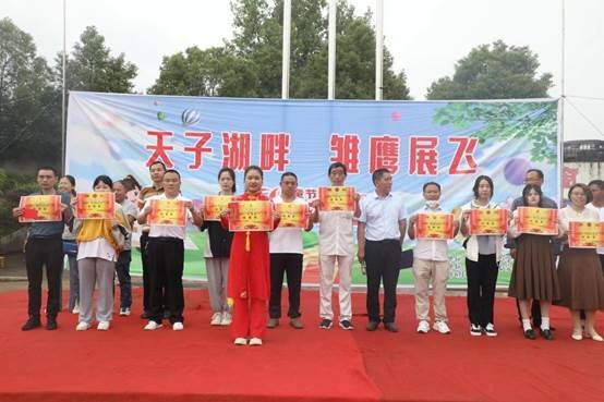 2022年邵陽縣霞塘云中間黌舍“天子湖旁，雛鷹展飛”慶六一文藝匯演順利舉行！