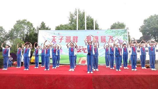 2022年邵陽縣霞塘云中間黌舍“天子湖旁，雛鷹展飛”慶六一文藝匯演順利舉行！