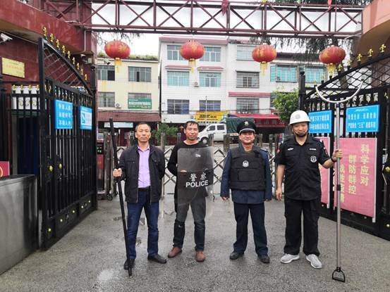 洞口縣花古中學(xué)開展反恐防暴應(yīng)急演練運動