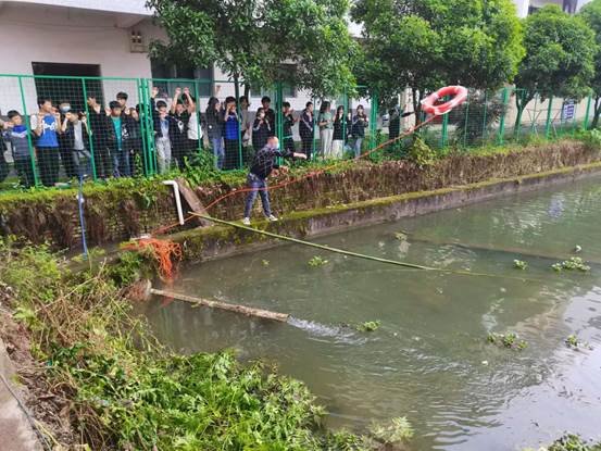 白沙中學(xué)舉行“防溺水”安全演練湖南新寧白沙中學(xué)
