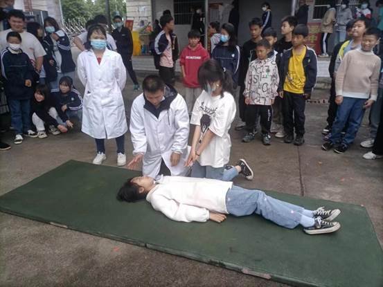 白沙中學(xué)舉行“防溺水”安全演練湖南新寧白沙中學(xué)