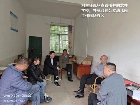 縣教育局向?qū)У街T甲亭鄉(xiāng)檢查D級(jí)危房和閑置校舍的處置工作