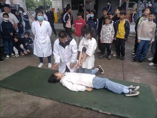 新寧縣白沙鎮(zhèn)中間黌舍舉行“防溺水”安全演練