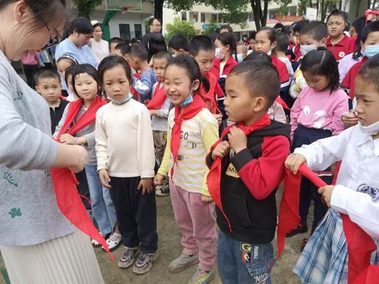 洞口縣茶場黌舍舉行“童心向黨，爭做好隊(duì)員”入隊(duì)儀式