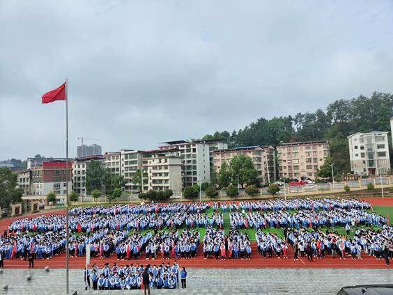 邵陽縣塘渡口中學(xué)舉行“健康飲食，文明就餐”國旗下的講話運動