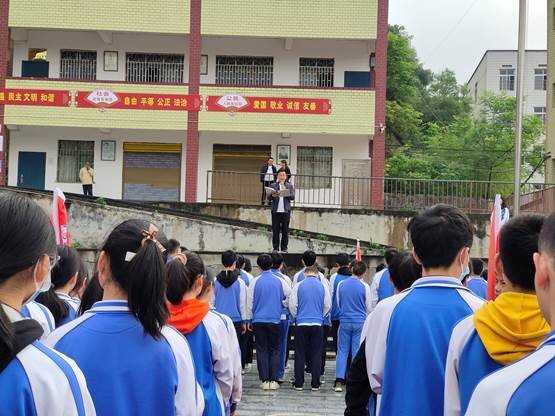 邵陽縣塘渡口中學(xué)舉行“健康飲食，文明就餐”國旗下的講話運動