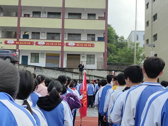 邵陽縣塘渡口中學(xué)舉行“健康飲食，文明就餐”國旗下的講話運動