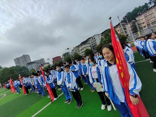 邵陽縣塘渡口中學(xué)舉行“健康飲食，文明就餐”國旗下的講話運動