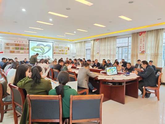 洞口四中召開“生理健康教育”運(yùn)動(dòng)部署會(huì)議