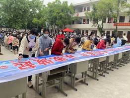 新寧縣回龍寺鎮(zhèn)軍田中學(xué)開展“保護(hù)生命 預(yù)防溺水”教育簽名運(yùn)動(dòng)