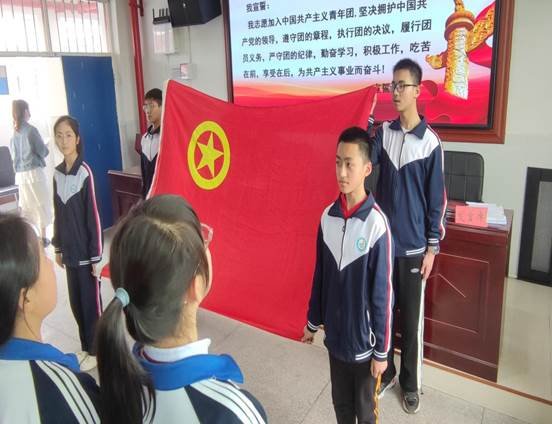 洞口縣高沙鎮(zhèn)中學(xué)舉行慶祝共青團成立100周年暨新團員入團儀式運動
