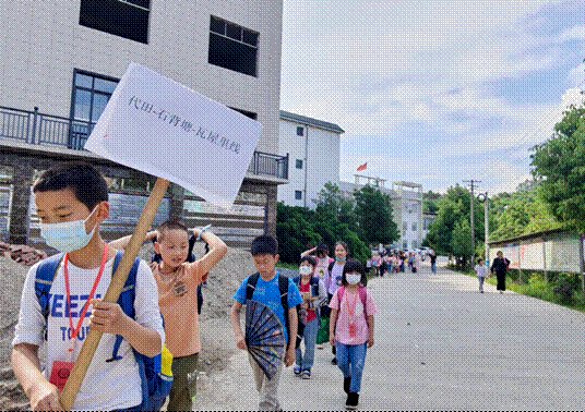 清江橋鄉(xiāng)中間小學(xué)積極落實(shí)“路組長(zhǎng)制”，筑牢安全防線