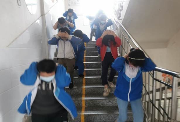 居安思危，警鐘長鳴——金稱市鎮(zhèn)中間完小開展防震減災(zāi)應(yīng)急疏散演練