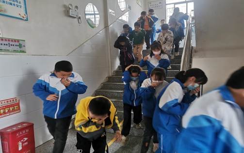 防患于未“燃”——金稱市鎮(zhèn)中間完小開展消防安全疏散演練