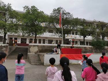 新寧縣白沙鎮(zhèn)中間小學(xué)開展防溺水宣誓簽名運(yùn)動(dòng)