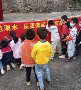 新寧縣白沙鎮(zhèn)中間小學(xué)開展防溺水宣誓簽名運(yùn)動(dòng)