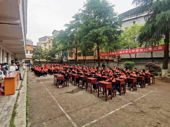 洞口縣山門(mén)鎮(zhèn)中學(xué)舉辦首屆門(mén)生課桌舞比賽