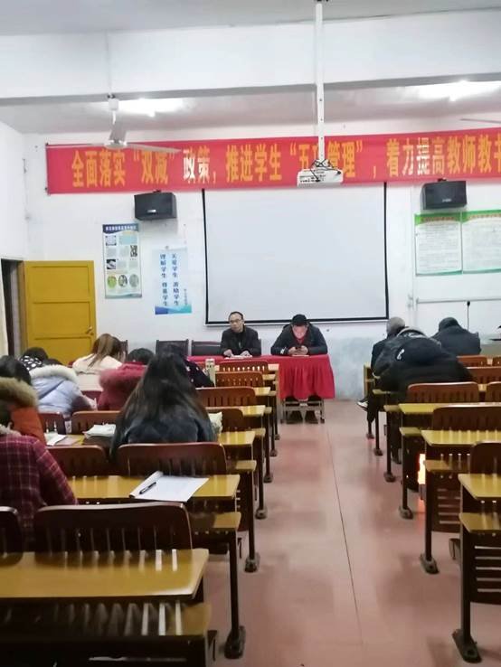 河伯鄉(xiāng)中學(xué)召開“嚴(yán)守師德，清廉從教”座談會(huì)