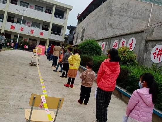 新寧縣清江橋鄉(xiāng)茶山小學開展疫情防控應(yīng)急演練