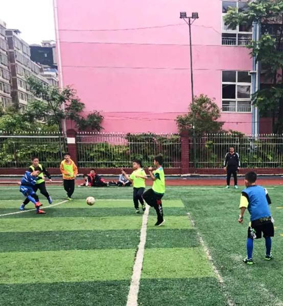“四有”杯班級足球賽首日戰(zhàn)報‖場均8球上演進球大戰(zhàn)