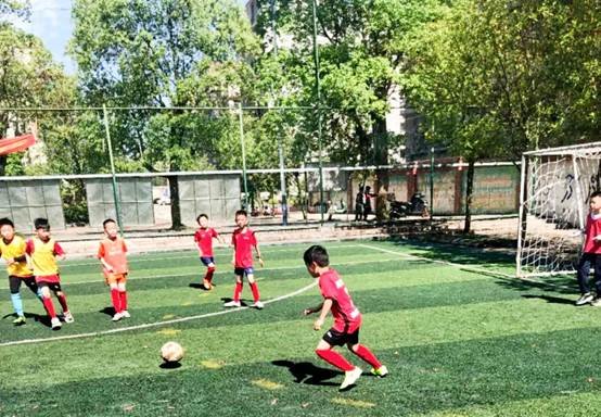 “四有”杯班級足球賽首日戰(zhàn)報‖場均8球上演進球大戰(zhàn)