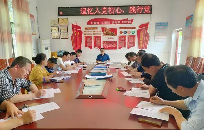 霞塘云中間完小聯(lián)合支部開展4月份主題黨日運(yùn)動(dòng)大會(huì)以“追憶入黨初心，踐行黨員使命”為主題