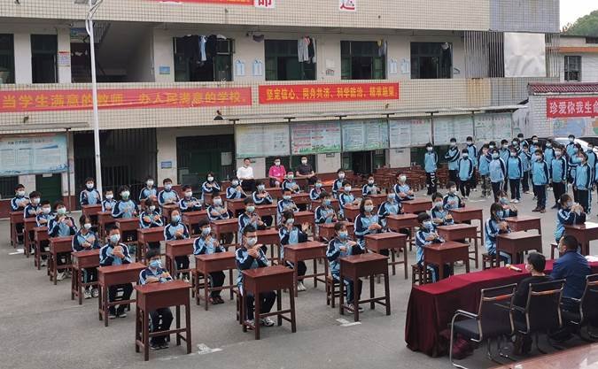 舞’動青春，‘桌’而不凡——洞口縣管竹中學(xué)舉行課桌舞大賽