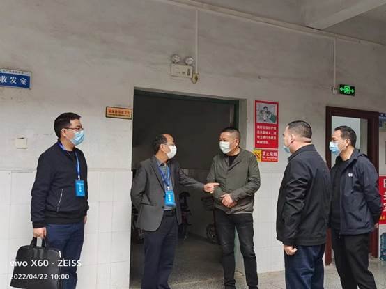 縣向導深入洞口四中檢查引導疫情防控工作