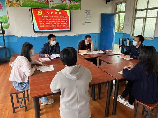 洞口縣茶場(chǎng)黌舍主題黨日開(kāi)展“六零創(chuàng)建，黨員做表率”運(yùn)動(dòng)