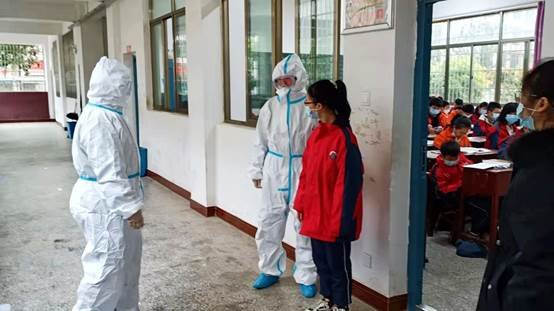 洞口縣山門鎮(zhèn)中學(xué)開展疫情防控應(yīng)急演練運(yùn)動