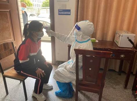 新邵縣嚴塘中學舉行疫情防控演練確保師生身體健康安全