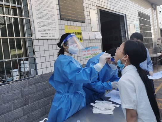核酸檢測(cè)進(jìn)校園，筑牢安全防疫線—— 洞口縣管竹中學(xué)全體師生進(jìn)行核酸檢測(cè)