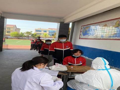 新邵縣嚴塘鎮(zhèn)中學全體師生開展核酸檢測工作