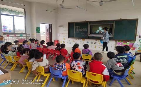 新寧縣清江橋鄉(xiāng)中間幼兒園開(kāi)展禁煙教育運(yùn)動(dòng)