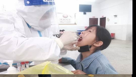 安全有序，快速高效——洞口縣山門鎮(zhèn)橫溪初級(jí)中學(xué)開展校園核酸抽檢工作，